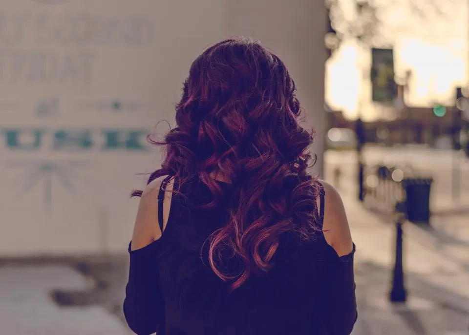 Cabello rizado visto de espaldas